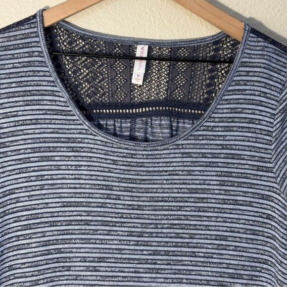 Xhilaration Gray and White Relaxed Tunic Top 3/4 Sleeves Lace back stretch. - Picture 3 of 10